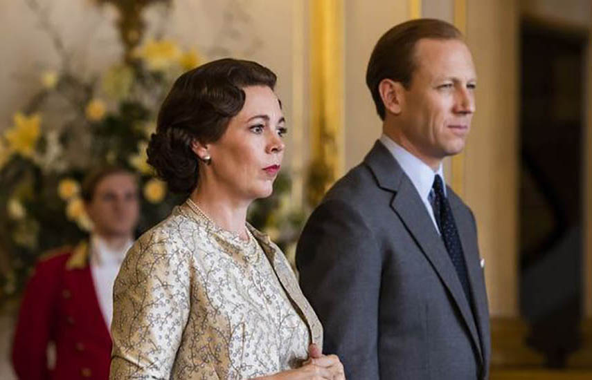 En la serie Olivia Colman interpreta el papel de la reina y Tobias Menzies al príncipe Felipe.