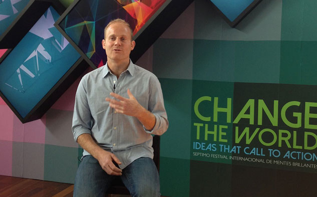 Tom Hugh-Jones, en su exposición en la Ciudad de las Ideas, en Puebla, México.