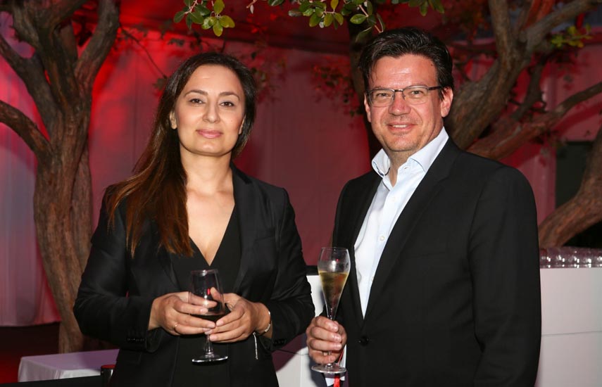 Aida Martirosyan, directora general de Haymillian y Rian Bester, CEO de TERN celebran acuerdo en Mipcom