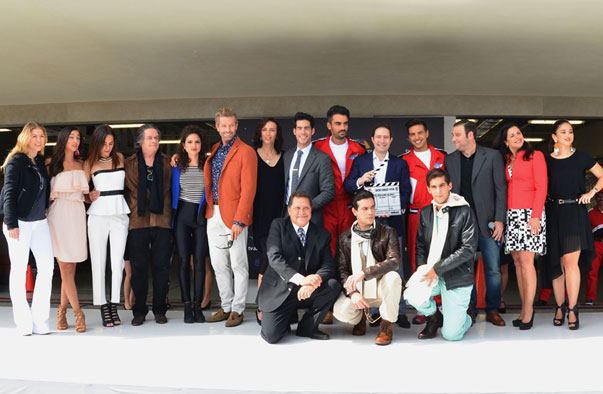 Benjamín Salinas Sada, CEO de TV Azteca acompañado por el elenco de la serie Entre Correr y Vivir, en el claquetazo de inicio de la producción.