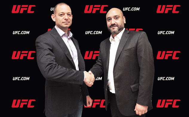Jaime Pollack, vicepresidente sénior y gerente general de Contenidos Globales para América Latina de UFC, y Alejandro Olmos, director general de Grupo Crónica, tras suscribir el acuerdo de derechos de emisión, en la ciudad de Buenos Aires.