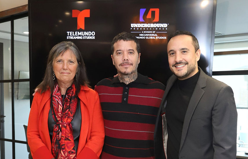 Claudia Piñeiro, Sebastián Ortega y Juan Ponce, en la inauguración de las nuevas oficinas en la zona de Palermo Hollywood, en la ciudad de Buenos Aires.