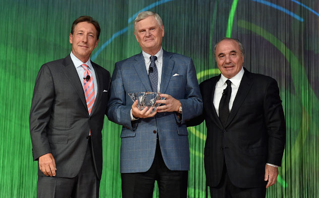 UCI Randy Falco (centro), presidente y director ejecutivo de Univision Communications Inc., tras recibir el premio de manos de George Bodenheimer, ex presidente de ESPN, y Rocco Commisso, fundador y director ejecutivo de Mediacom (derecha).
