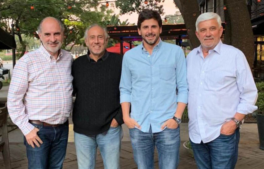 Guillermo Campanini (Viacom), Gustavo Yankelevich (RGB), Darío Turovelzky (Viacom) y Víctor González (RGB) al cierre de la reunión en la que se concretó la alianza.