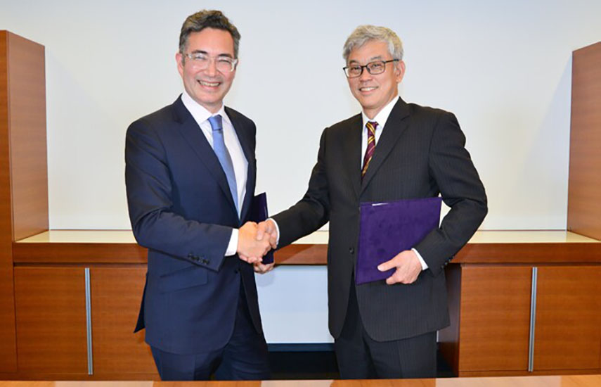 James Gibbons, de WBD, y Yoichi Iwaki, de J:COM, tras celebrar el acuerdo estratégico.