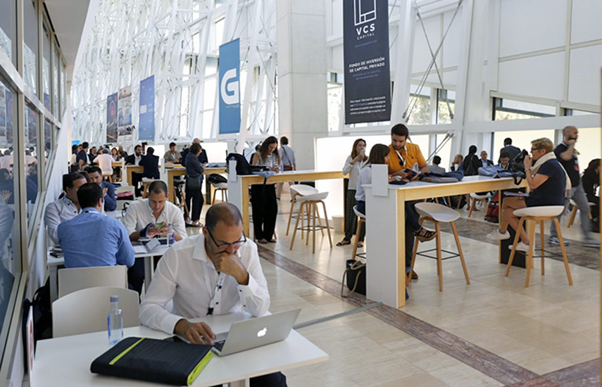 Numerosas compañías del mercado se mostraron en la zona de reuniones del Conecta Fiction durante la primera jornada.
