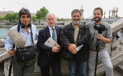 Amador Providell Trucco, Adam Bruce, Gilberto Villarroel, de InteriorDIA, y Christian Aylwin, de Ovo Producciones durante una pausa en el rodaje en París, junto al Pont-Alexandre III.