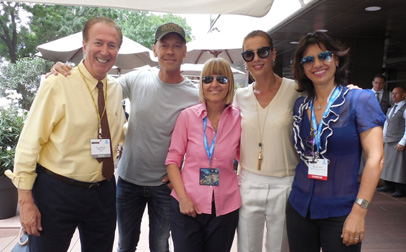 Dom Serafini de VideoAge (autor del reporte para The Daily) en Natpe Budapest junto a Rocco Siffredi, su esposa Rozsa y las ejecutivas de Mediaset Sonia Danieli y Manuela Caputi.