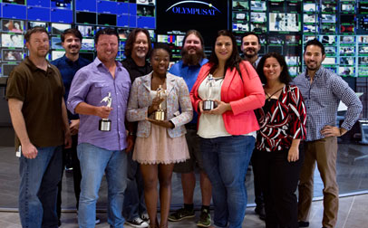 Equipo creativo de Olympusat con los galardones