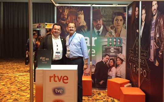 Víctor Reyero y Gerardo Chacón Chaverri, en stand RTVE de Andina Link 2016 San José