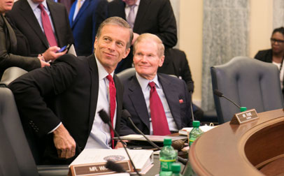 La votación ha terminado y la aprobación ha sido unánime. Conformismo en los senadores al frente de sus bancadas: el republicano John Thune, presidente del Comité de Comercio; y el demócrata Bill Nelson.